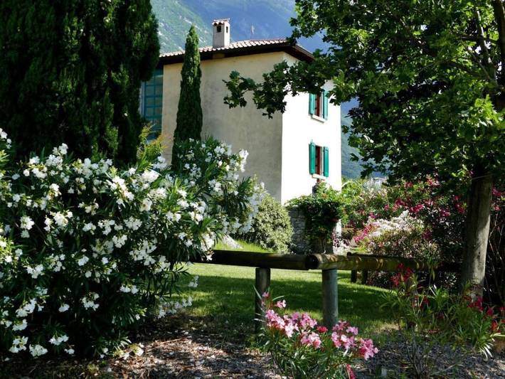 Agriturismo per 6 persone, con Terrazza e Giardino nonché Piscina e Vista lago in Monte Baldo