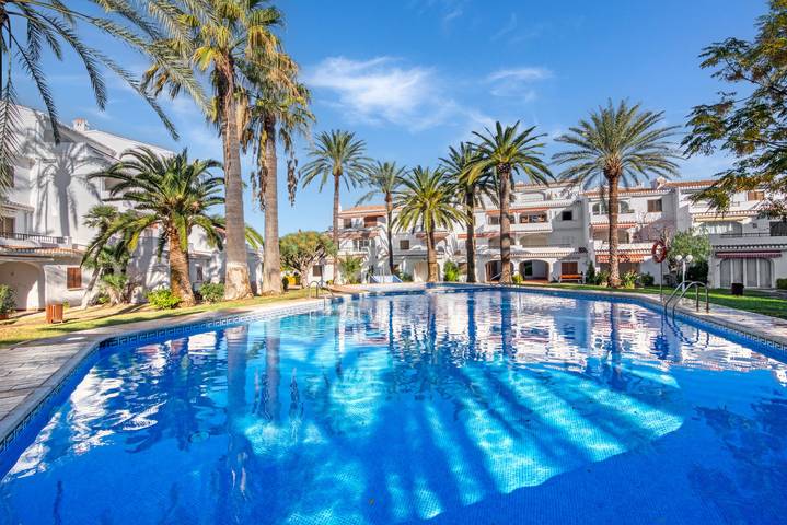 Apartamento entero, Apartamento 'Albatros 2' con piscina privada, Wi-Fi y aire acondicionado in Platja de les Marines (El Palmar), El Palmar
