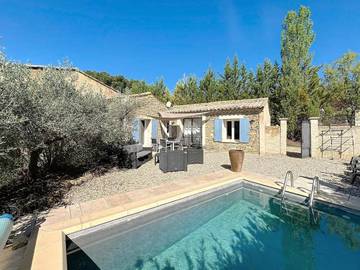 Gîte pour 11 personnes, avec vue et piscine ainsi que jardin et terrasse, animaux acceptés à Puyméras