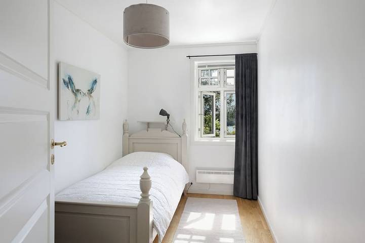 Ganze Wohnung, Peaceful countryside apartment near Ålesund. Fjord & Mountain views & garden in Skodje