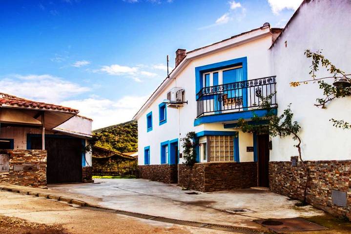 Casa rural para 6 personas, con Balcón y Terraza además de Jardín y Vistas en Casar de Palomero - 4