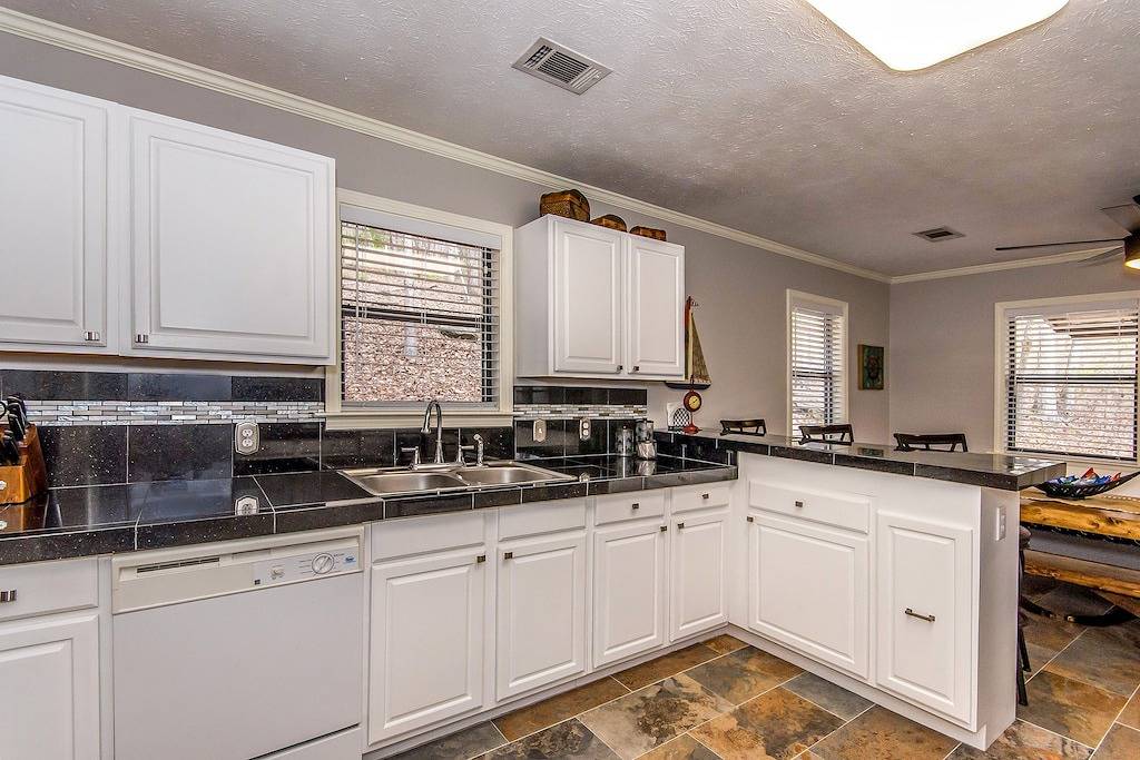 Wunderschöne, neu renovierte makellose Immobilie. Nur wenige Schritte vom Wasser entfernt mit eigenem Steg in Lake Martin