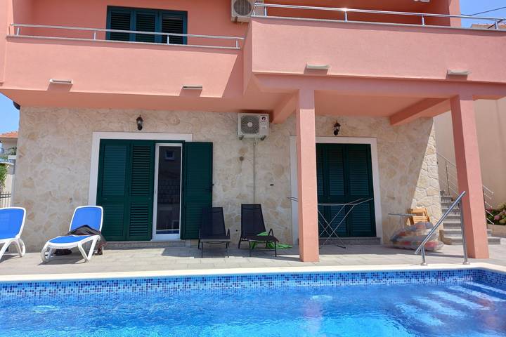 Ferienhaus für 10 Personen, mit Pool und Balkon/Terrasse in Sibenik