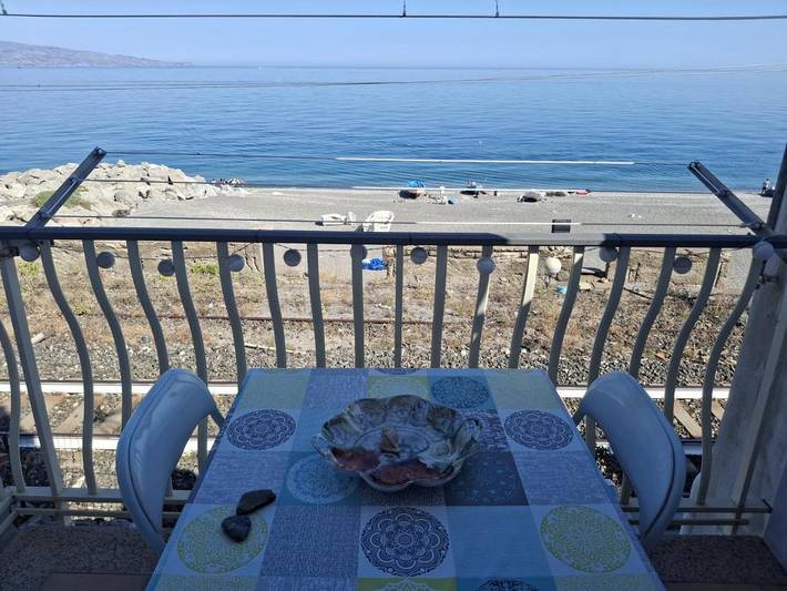 Gîte pour 3 personnes, avec Balcon ainsi que Terrasse et Vue à Scaletta Zanclea