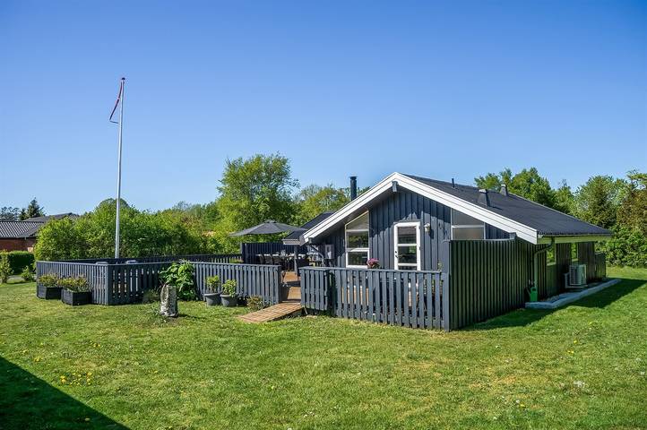 Ferieudlejning for 4 personer, med terrasse i Hou