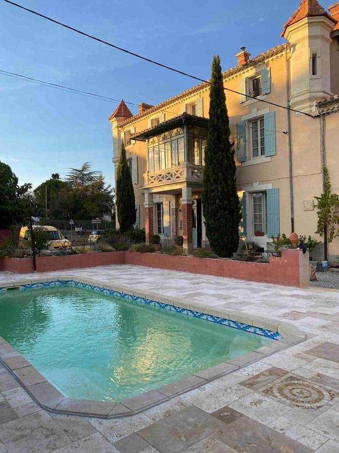 Gîte pour 15 personnes, avec jardin ainsi que piscine et jacuzzi, adapté aux familles à Souilhanels