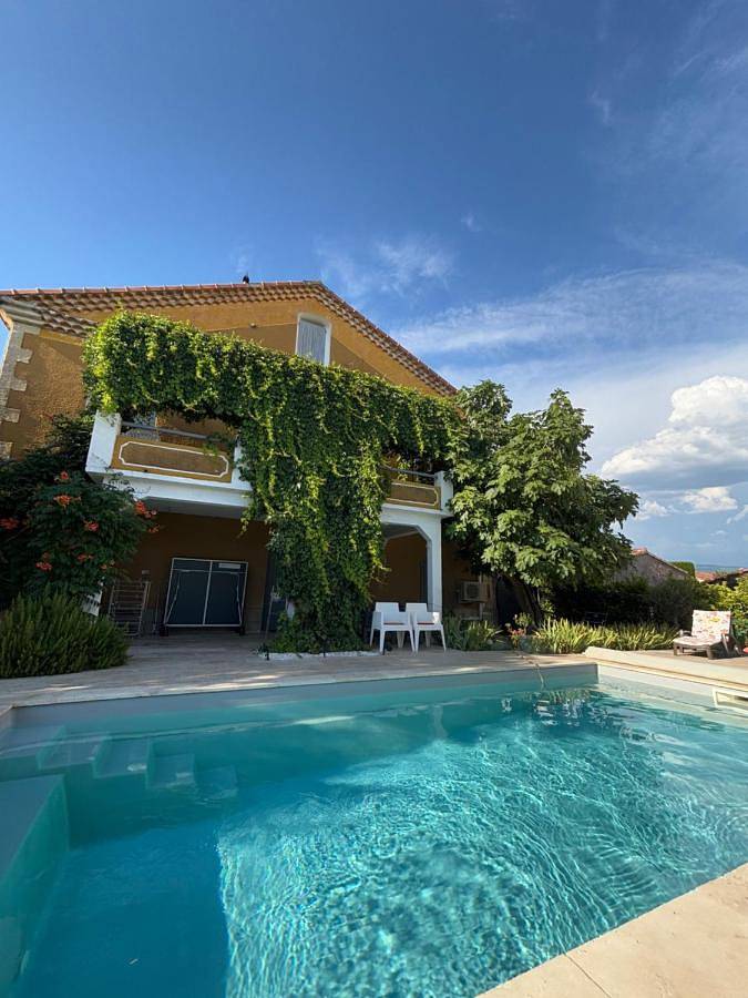 Chambre d’hôte pour 4 personnes, avec Terrasse ainsi que Jardin et Piscine