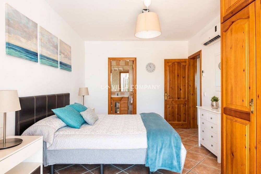 Wonderful Villa Bellavista with Sea Views & Private Pool, Sleeps 8 in Arenal d'en Castell, Es Mercadal