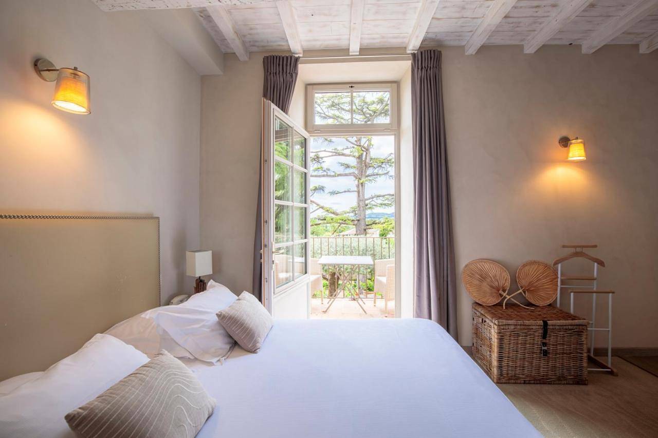 Boutique Hôtel La Villa Montesquieu & sa piscine in Laudun-l'Ardoise, Région de Nîmes