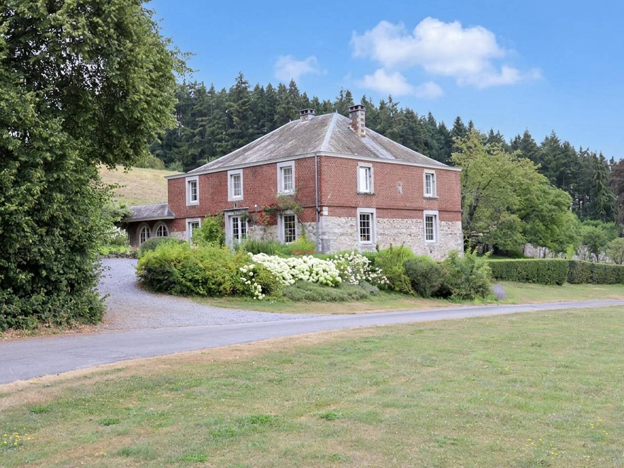 Gite familial dans le parc du Chateau d'Ahin in Huy, Région de Liège