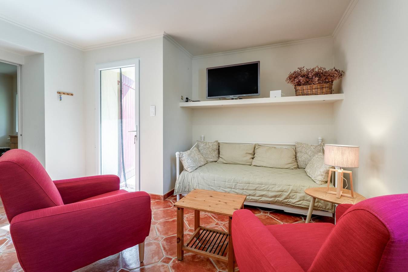 Appartement entier, Appartement « Gîte Ventoux Blanc » avec vue sur la montagne, piscine privée et Wi-Fi in Méthamis, Parc naturel régional du Mont-Ventoux