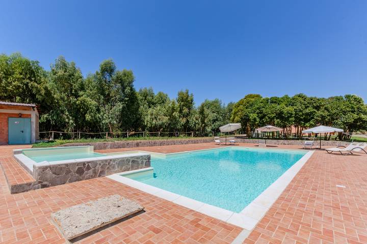 Casa vacanza per 12 persone, con piscina e balcone nonché giardino in Iglesias