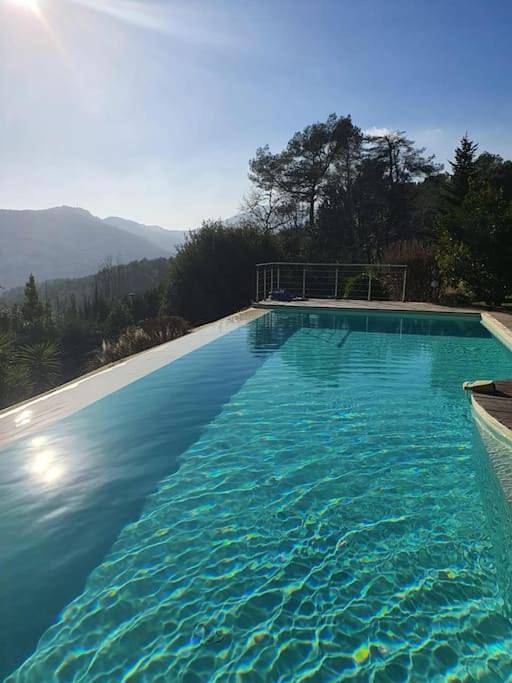 Villa pour 10 personnes, avec vue et piscine ainsi que terrasse et jardin, animaux acceptés à Tourrettes-sur-Loup