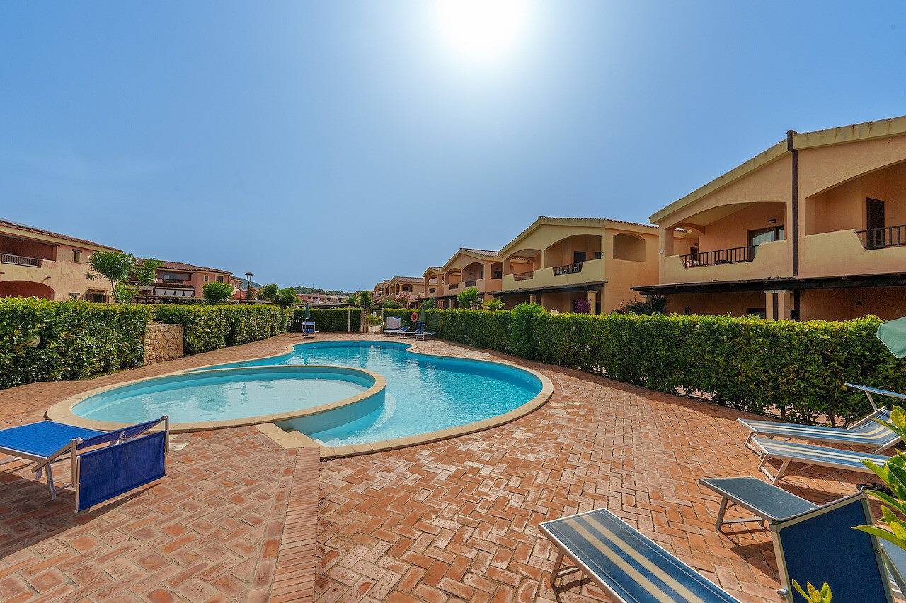 Appartamento intero, Appartamento per vacanze "Pistacchio" con piscina condivisa, terrazza privata e aria condizionata in Murta Maria, Gallura