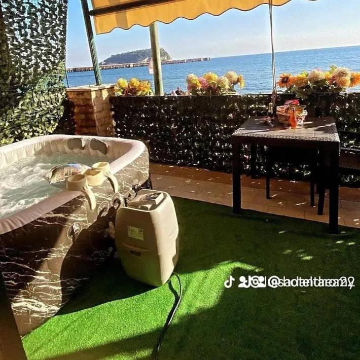 Casas e apartamentos de temporada para 3 pessoas, com piscina e balcão e ainda jacuzzi em Nápoles
