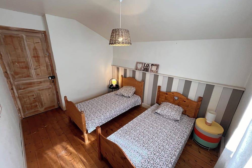 Le Domaine des Gameaux, gîte, grand préau, espace cuisine, jeux, ateliers in Chatte (bateau), Isère
