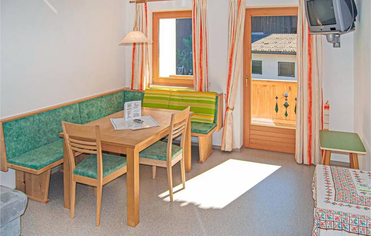 Ganze Ferienwohnung, Wohnung mit Bergblick: Terrasse, Parkplatz & Babybett in Hainzenberg, Zillertaler Alpen