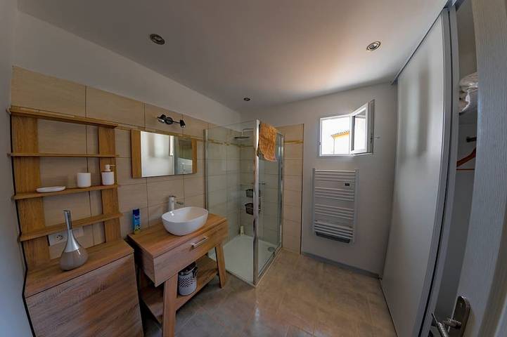 Gîte pour 4 personnes, avec jacuzzi et jardin à Le Luc - 2