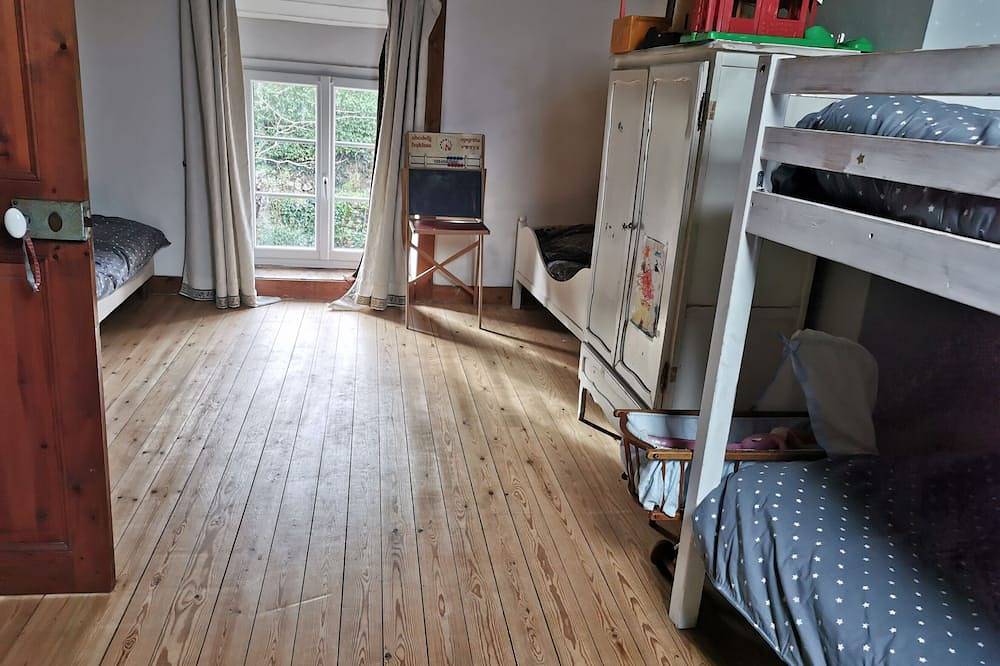 Family house with sea view sleeps 7 (possible 6 more in adjoining house) in Saint-Germain-des-Vaux, La Hague
