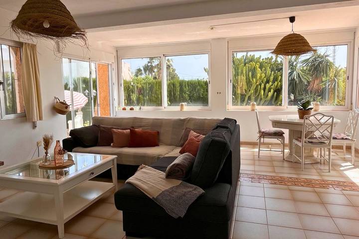 Location de vacances pour 6 personnes, avec terrasse ainsi que jardin et piscine à Busot - 4