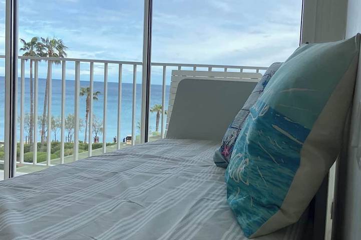 Entire apartment, Beautiful studio with airco cabin 4pers view and sea front.  WIFI and Parking in Le Lavandou, Parc national Port-Cros