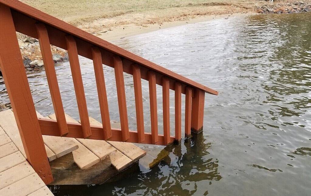 Beautiful 3 bedroom, 2 bath Log Home with Sandy Beach & Expansive Lake Views!! in Lake Gaston