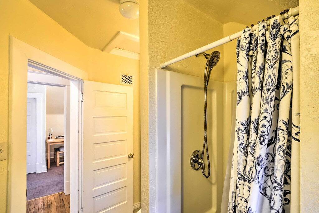 Ganze Wohnung, Wfh-Friendly Billings Apt ~ 1 Mi to Downtown! in Billings, Yellowstone County