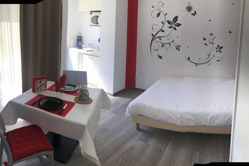 Appartement entier, ♥ Charme ♥ Honfleur ★ Wifi ♫ Parking ★Piscine ☀ in Équemauville, Région de Lisieux