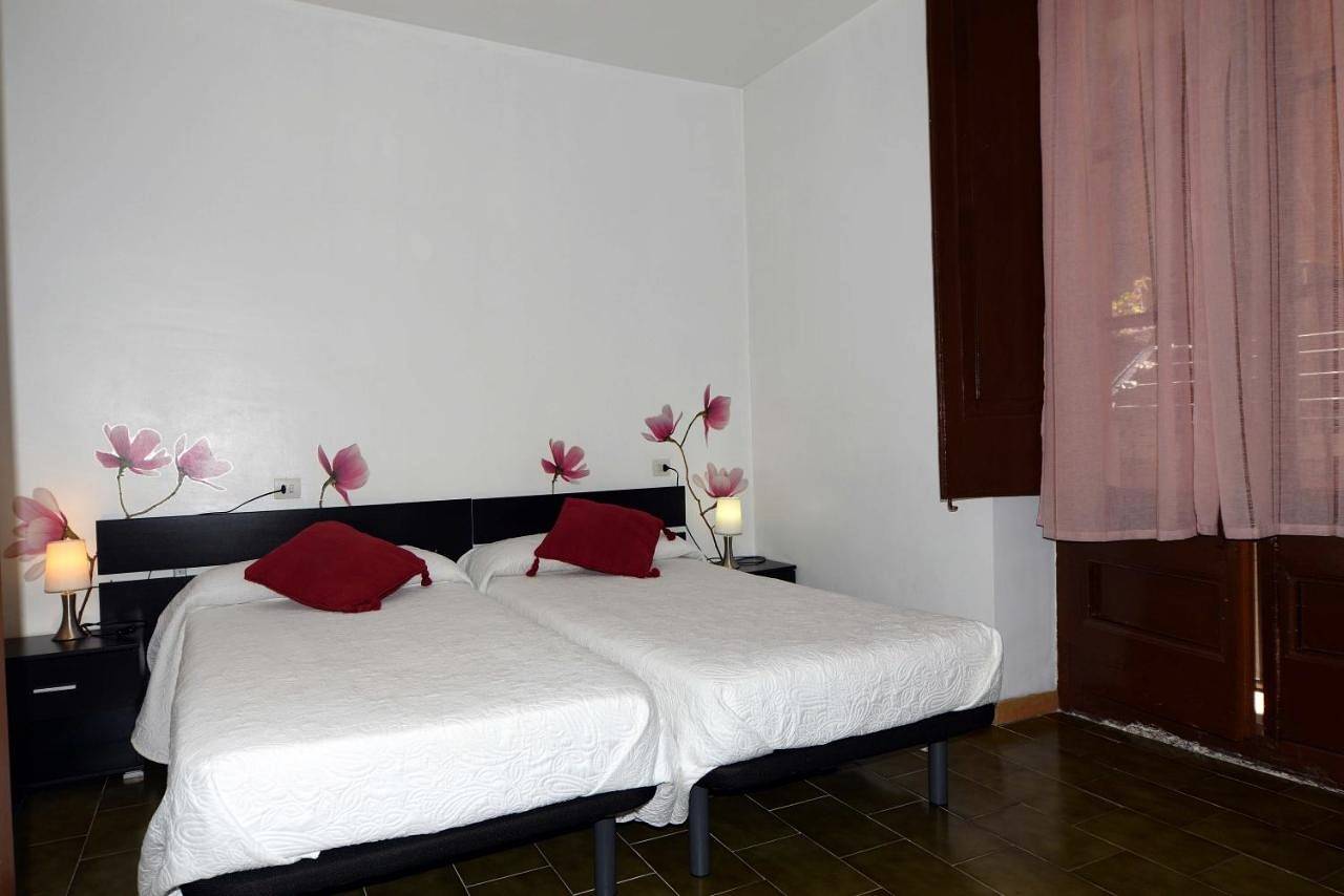 Double or Twin Room with Shared Bathroom in Gerona, Gironés