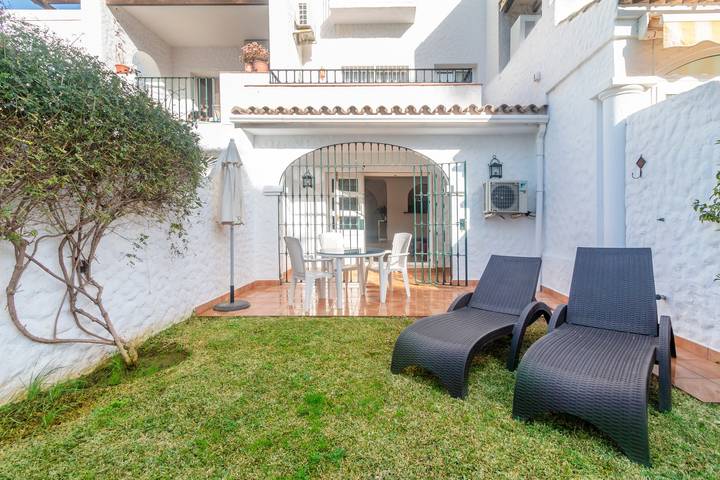 Apartamento entero, Apartamento '9A Escorpio' con vistas a la montaña, piscina y Wi-Fi in El Paraíso, Estepona