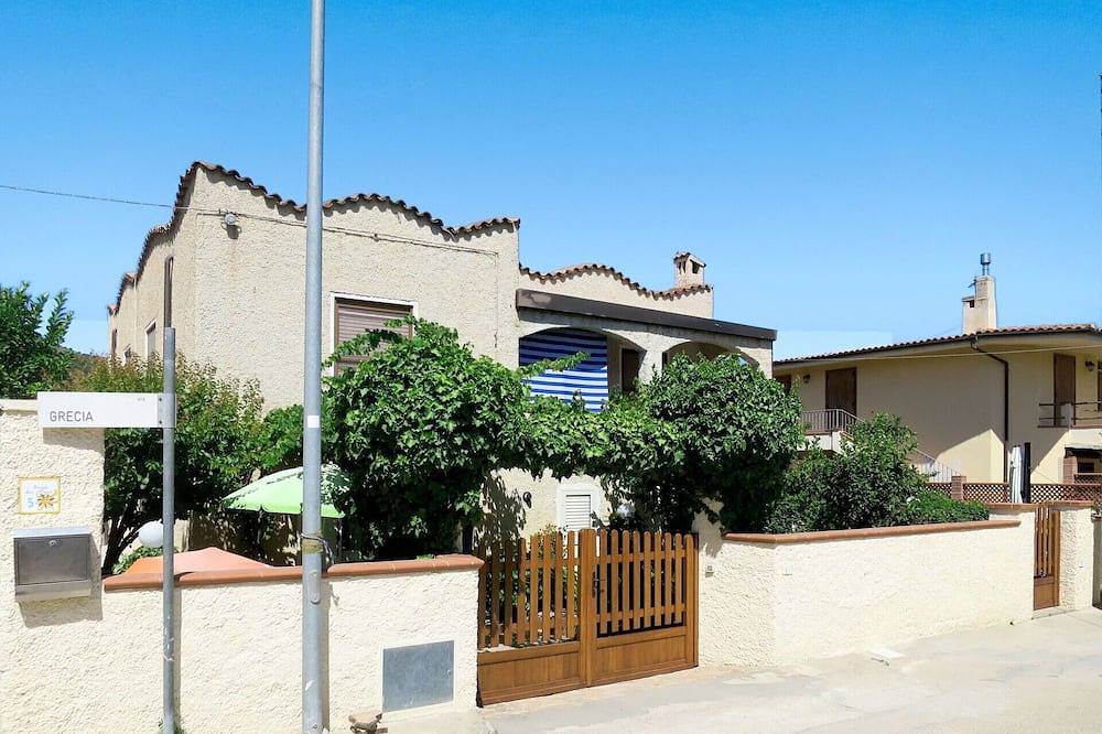 Magnifica villa per 6 ospiti con A/C, Tv, patio e parcheggio in La Caletta, San Giovanni Nuoro