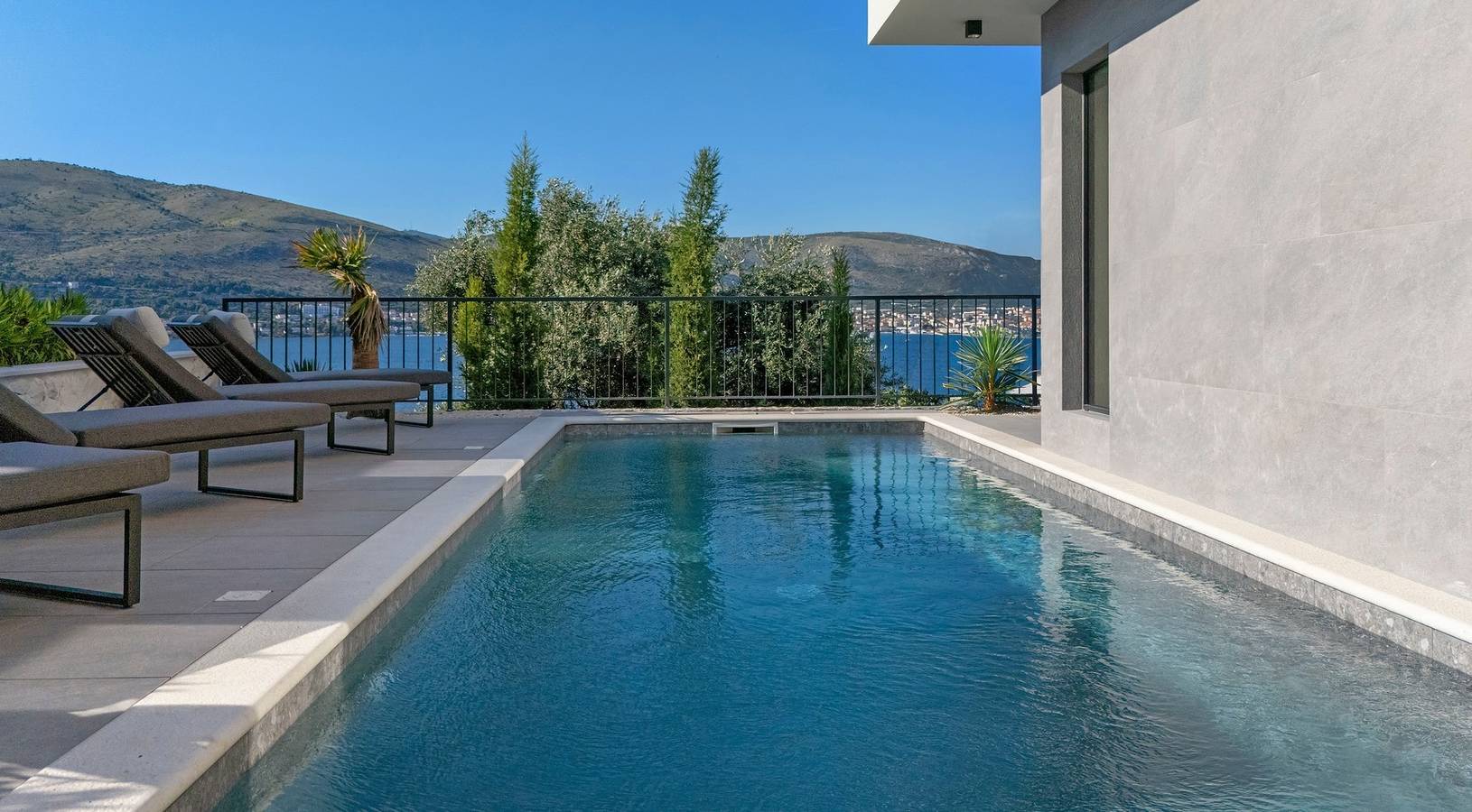 Villa Moderno seaview heated pool in Okrug Donji, Čiovo
