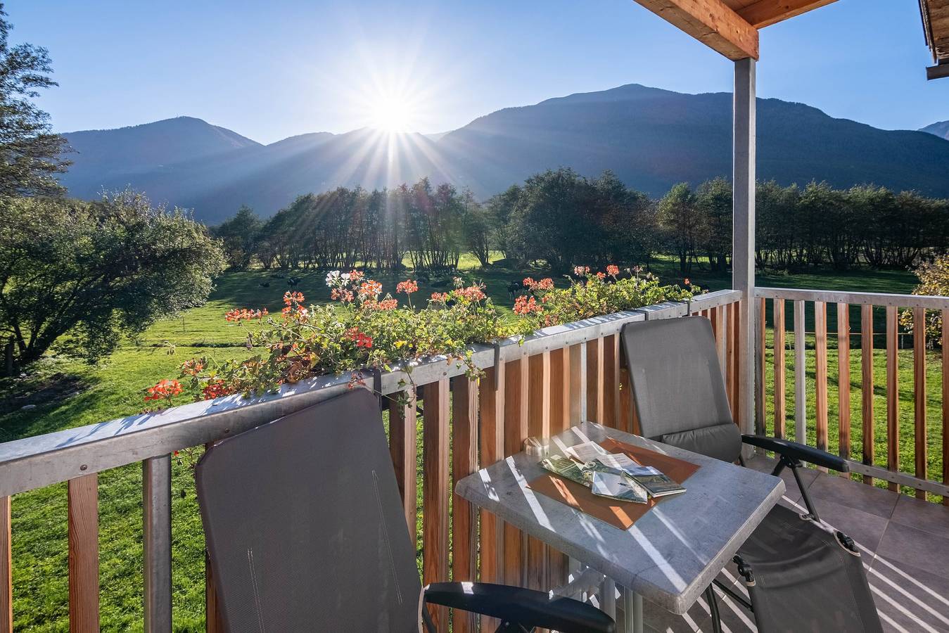 Ganzes Studio, Einzimmerapartment 'Hausergut Topaz' mit Bergblick, Gemeinschaftsgarten und Wi-Fi in Schluderns, Nationalpark Stilfser Joch