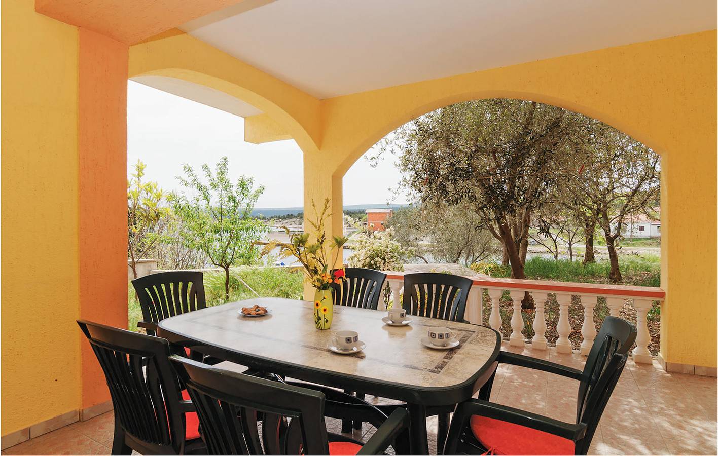 Gemütliche Ferienwohnung mit Terrasse, Parkplatz und WLAN – 2 km bis zur Küste in Obrovac, Zadar