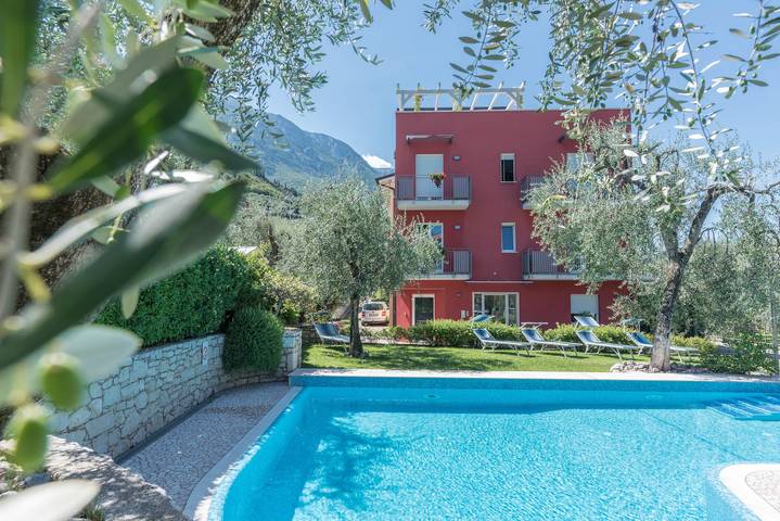 Appartamento intero, Monolocale 2 in "Residence la Pergola" con balcone, piscina e Wi-Fi; parcheggio disponibile in spiaggia Malcesine (Malcesine), Malcesine