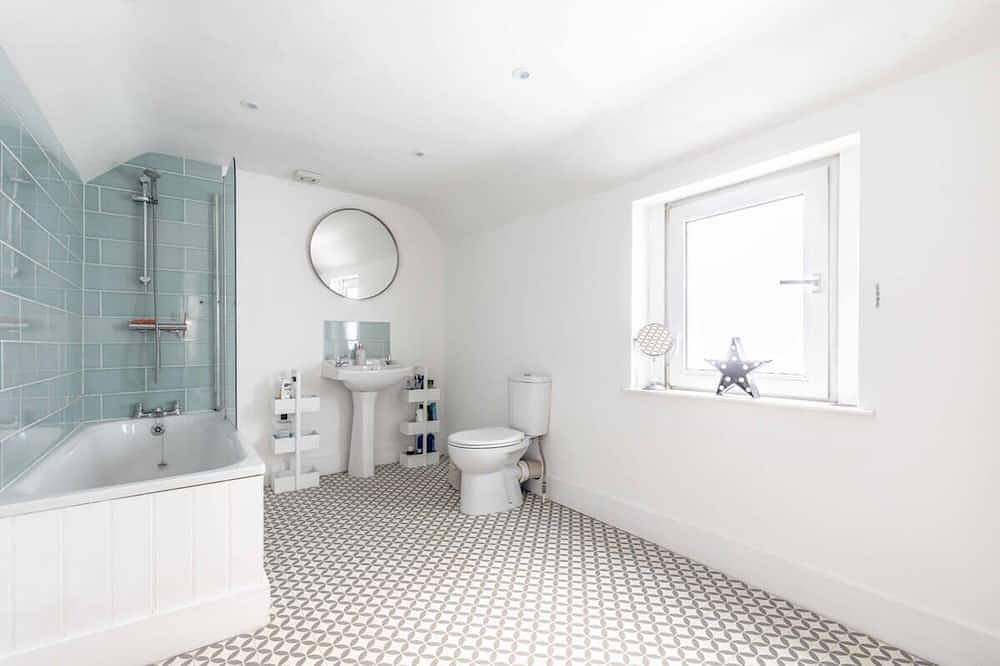 Stunning Victorian Cottage in Windsor By Tempstay in Windsor, Berkshire