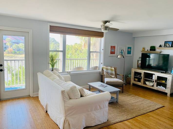 Vacation rental for 4 people, with pool and balcony in Folly Beach