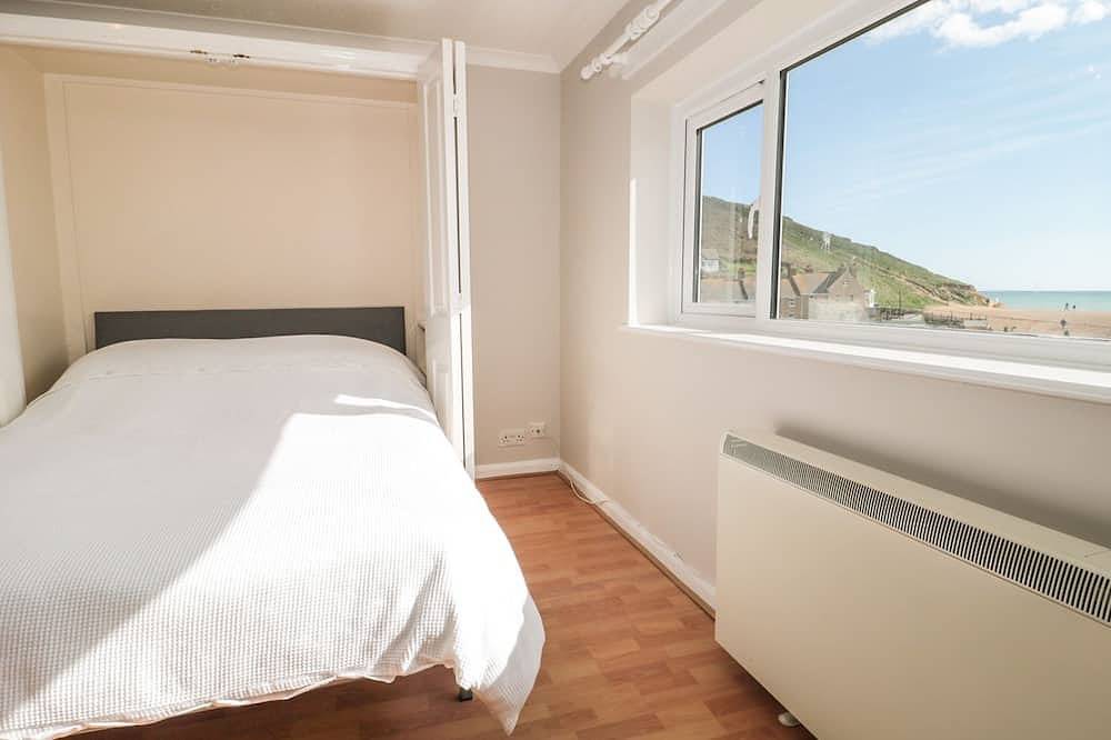 Flat 30, pet friendly, country holiday cottage in West Bay in West Bay, Dorset