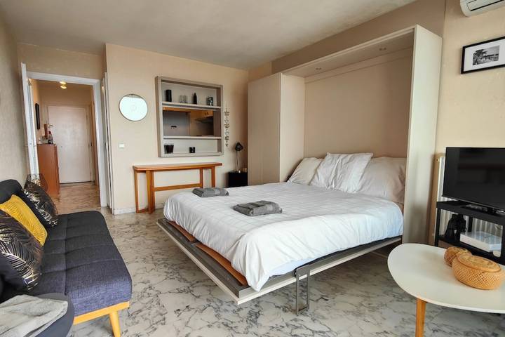 Studio entier, Studio avec terrasse en front de mer in Juan-les-Pins, Antibes