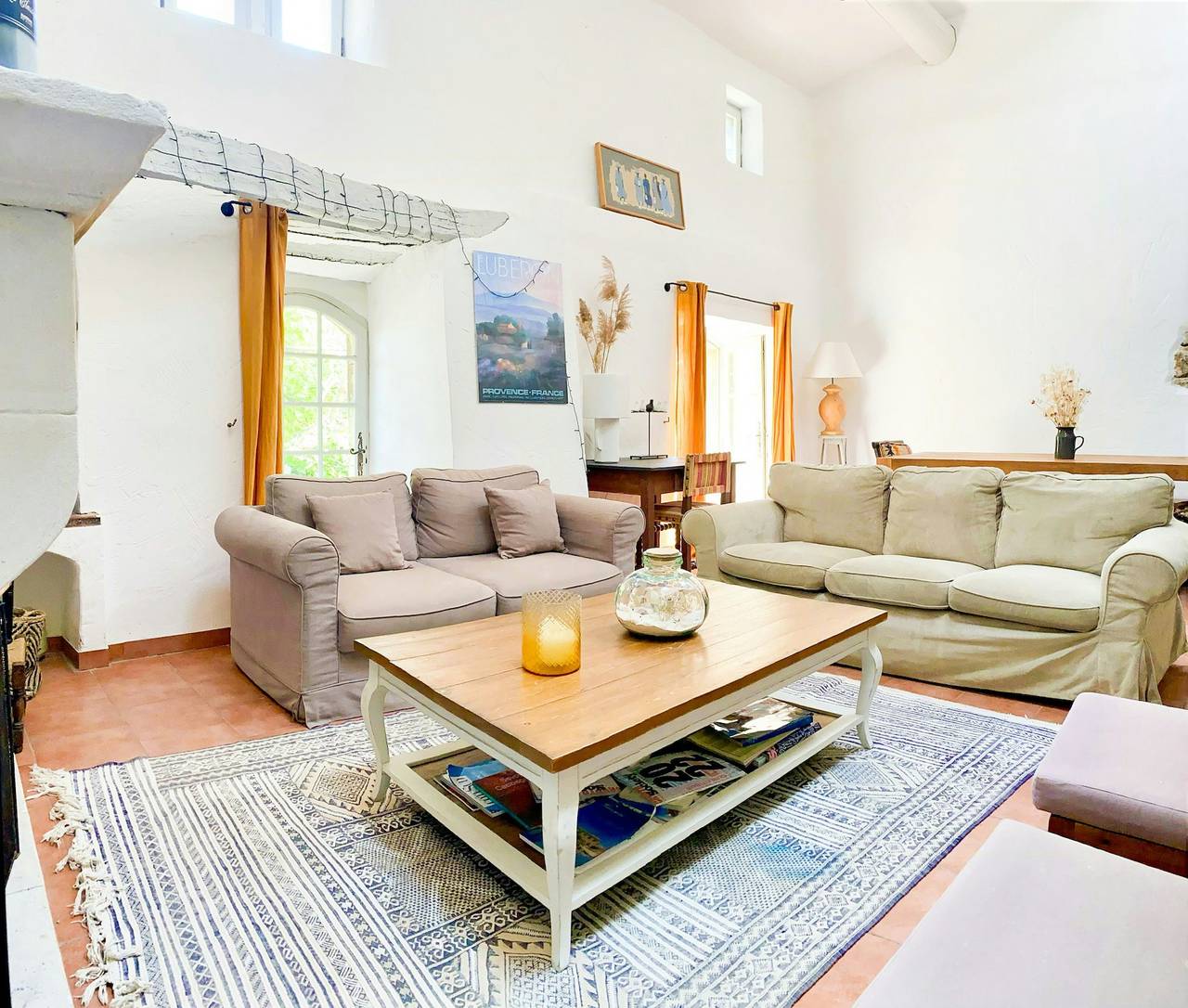 Stone house within castle ramparts in Goult in Goult, Parc naturel régional du Luberon