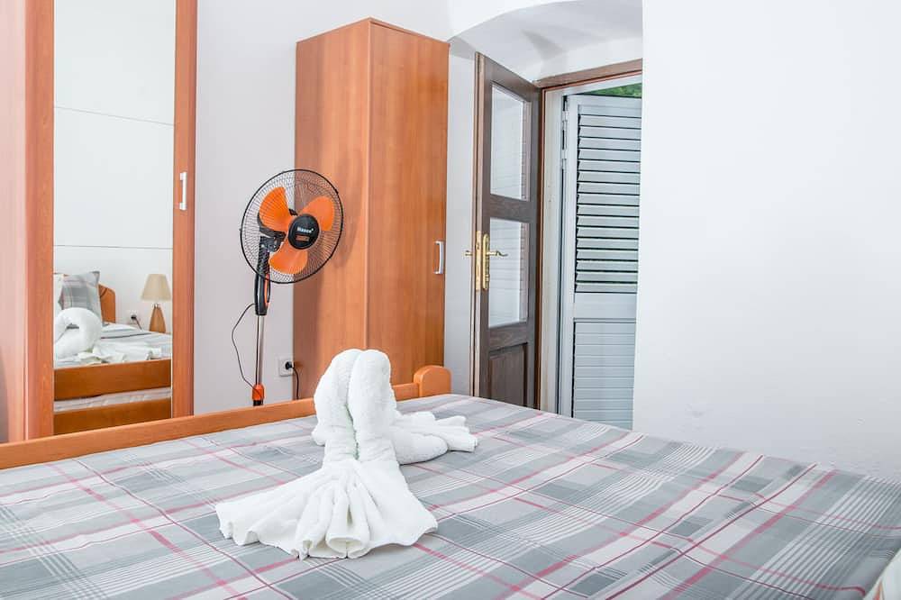 Apartment in Hanglage mit herrlichem Blick auf Meer und Berge, Meer 2 km, Pool in Opština Kotor