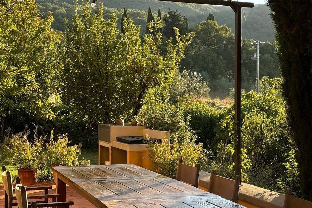 Breathtaking sunsets from a peaceful farmhouse with swimming pool in Val d'Orcia in Chianciano Terme, Siena Province