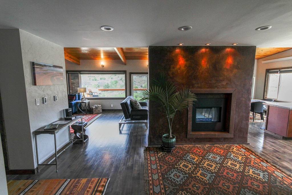 Zwei Minuten vom Yellowstone Park mit eigenem Flusszugang, 30 Fuß. Deck und Bbq. in Gardiner, Absaroka Range