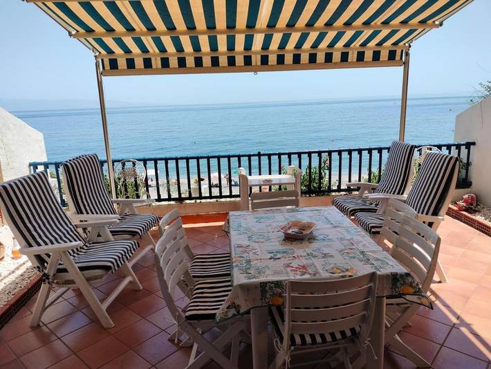 Appartamento per 4 persone, con terrazza e panorama, adatto a famiglie con bambini in Sant'Alessio Siculo