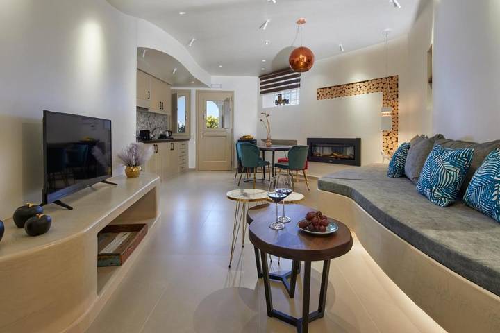 Location de vacances pour 4 personnes, avec balcon ainsi que jacuzzi et piscine à Thera