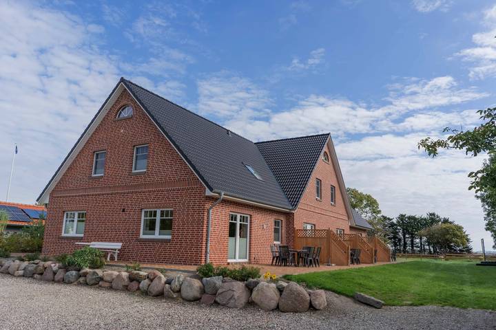 Ferienhaus für 9 Personen, mit Terrasse und Garten - 1