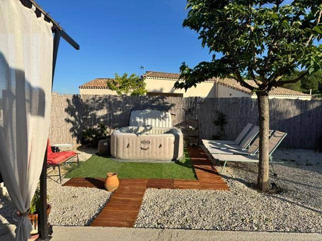Location de vacances pour 5 personnes, avec vue et jardin à Saint-André-d'Olérargues