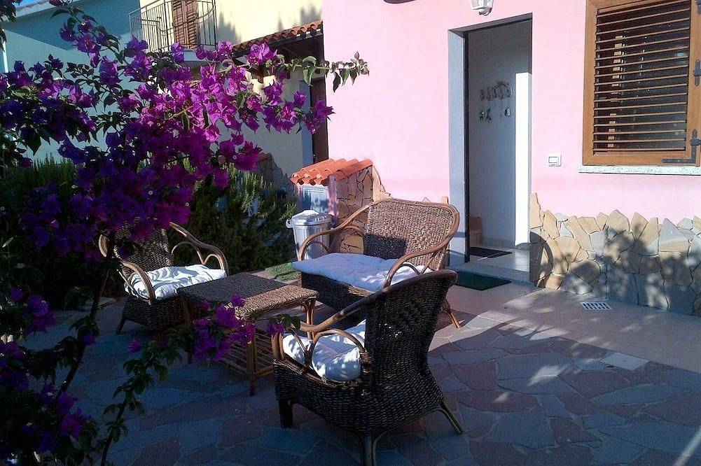 Casa Lulu, cottage with garden a few steps from the beach in Porto Pino Beach, Porto Pino