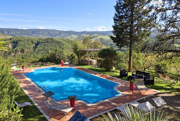 Casa vacanza per 28 persone, con terrazza e giardino a Radicofani