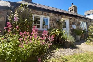 Cottage for 4 people, with garden and hot tub as well as terrace, with pets in Llanbedrog